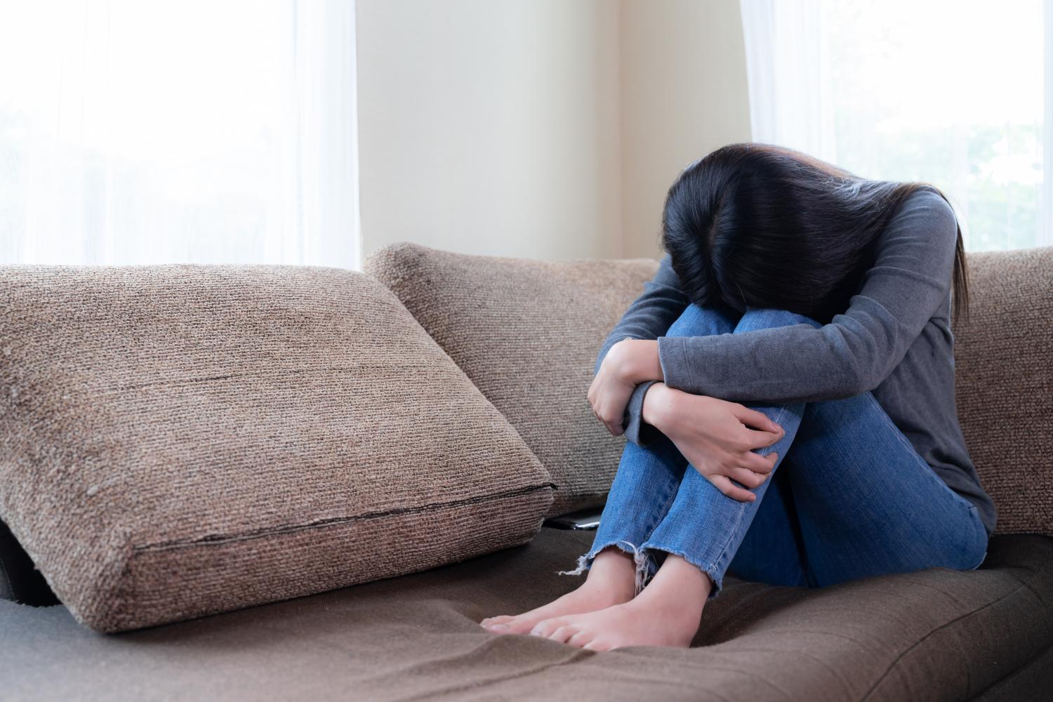 Mujer triste en el sofá