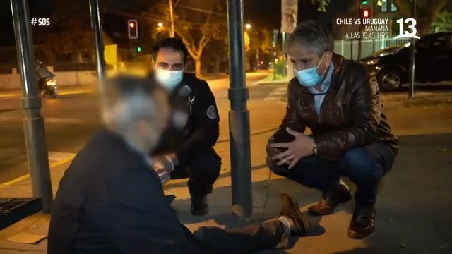 Emilio Sutherland ayuda a hombre embriagado en alcohol gel