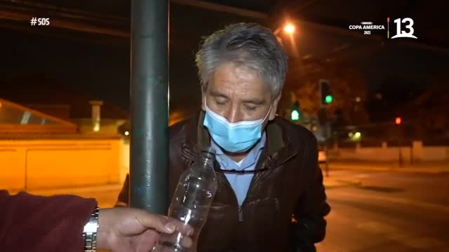 Emilio Sutherland ayuda a hombre embriagado en alcohol gel
