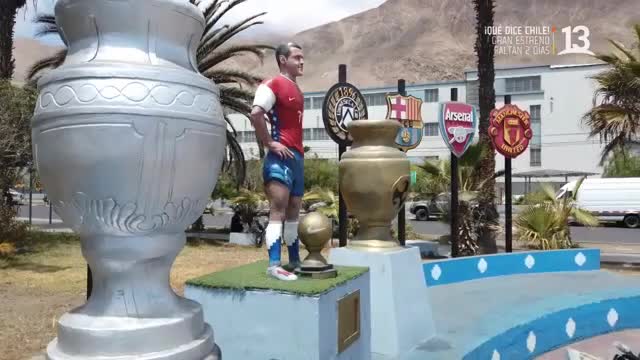 Claudio Iturra visitó la escultura del Niño Maravilla