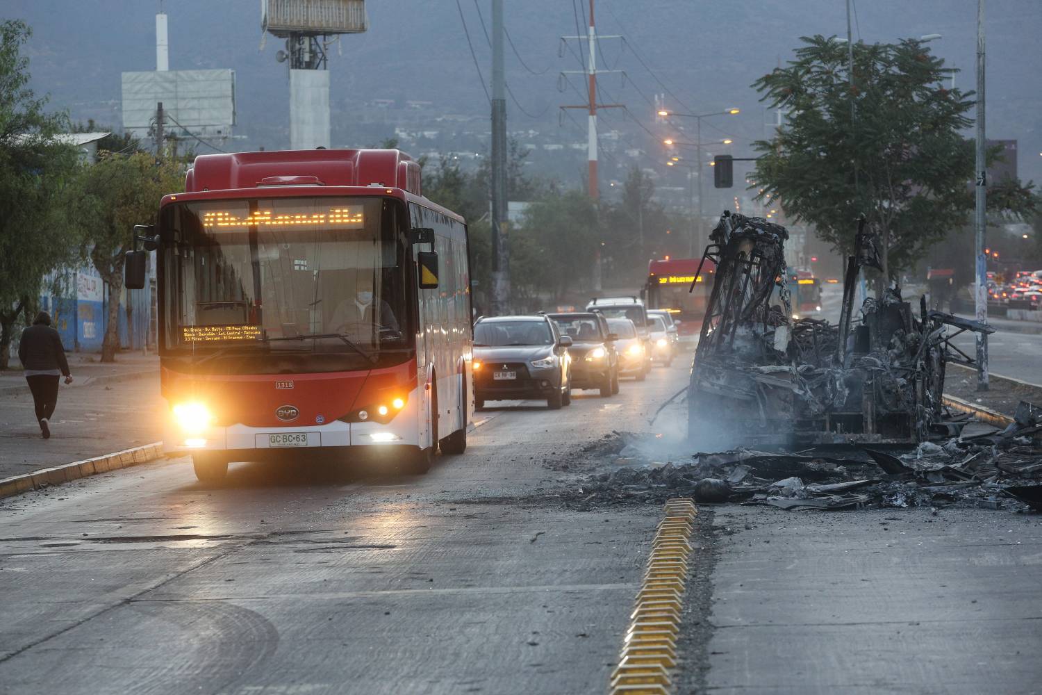 Quemaron tres buses en Peñalolén: Carabineros y Bomberos fueron amenazados con armas de fuego