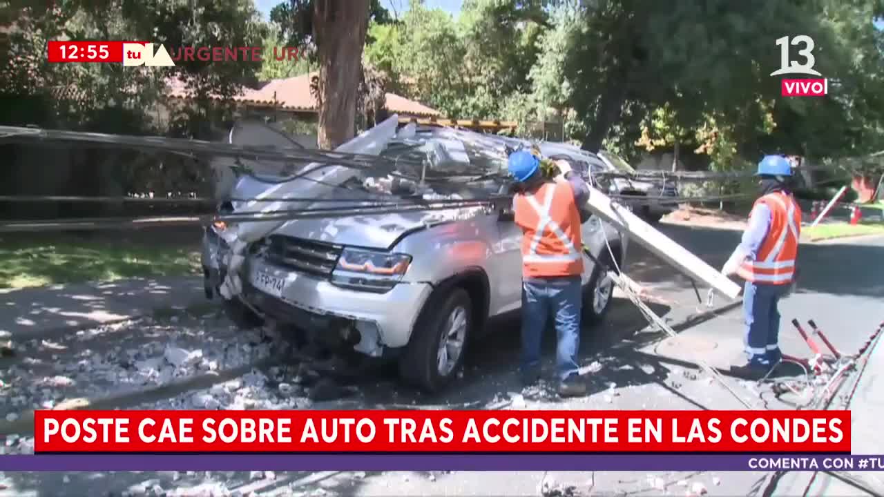 Poste cae sobre auto tras accidente en Lo Barnechea