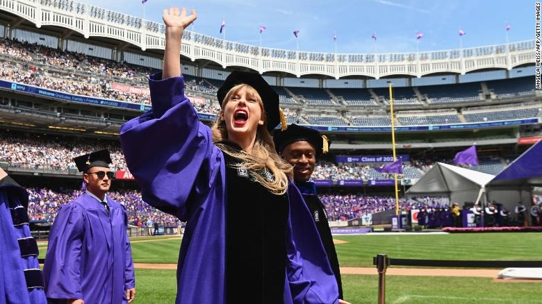 ¡Crossover! Alejandra Matus se graduó junto a Taylor Swift