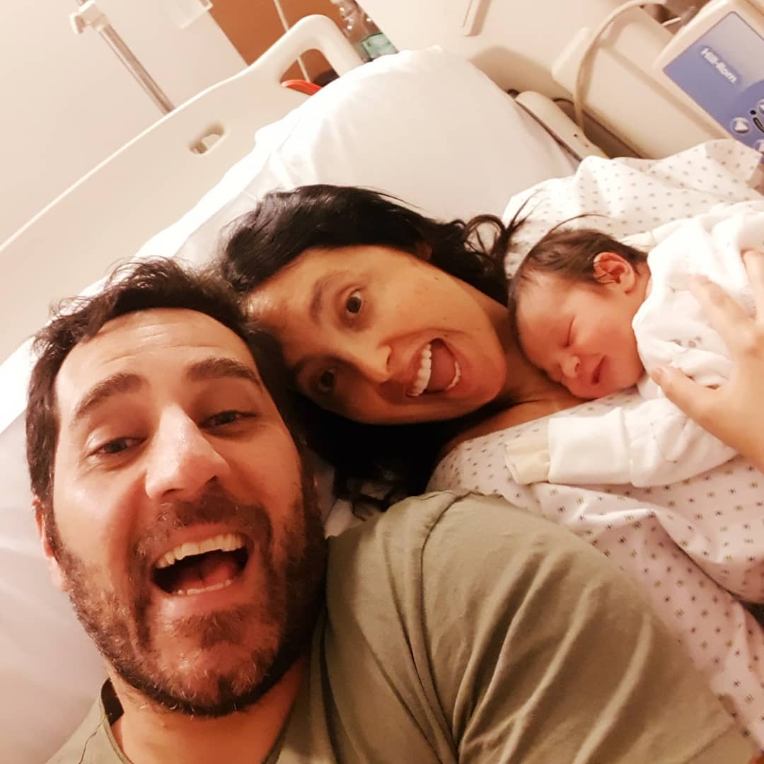 Chiqui Aguayo y Karim Sufan junto a su hija