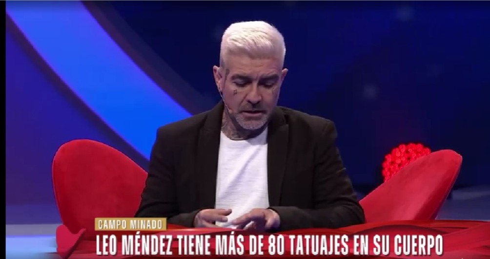 Leo Méndez reveló que está en proceso de borrar tatuaje con el nombre de su expareja 