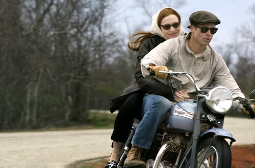 A lo Benjamin Button: Brad Pitt impacta con look a sus 59 años