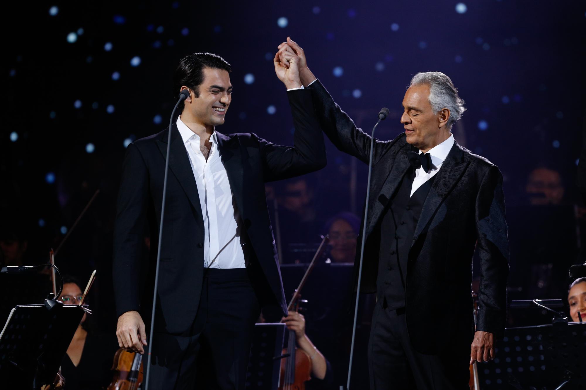 Matteo Bocelli junto a su padre en el Festival de Viña del Mar. (Agencia UNO)
