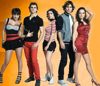Luciana Echeverría junto al elenco de Corazón Rebelde de Canal13