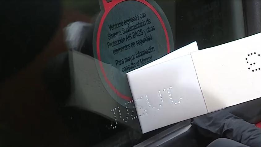 Ley de tránsito para grabar patentes en vidrios