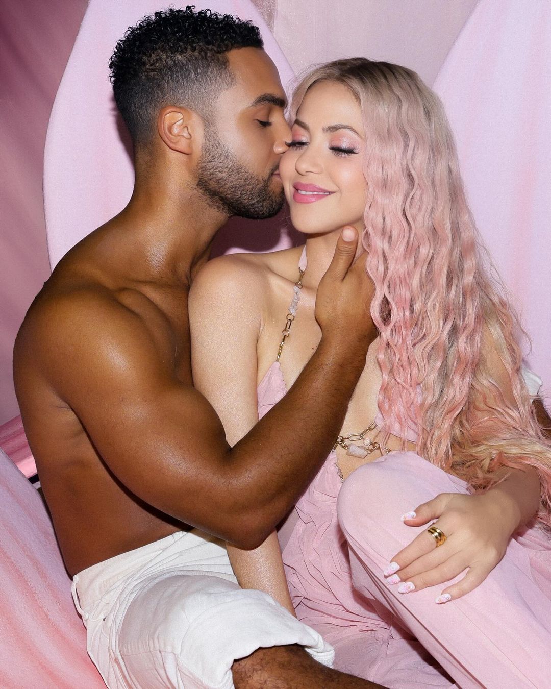 Shakira junto a Lucien Laviscount - Instagram @Shakira