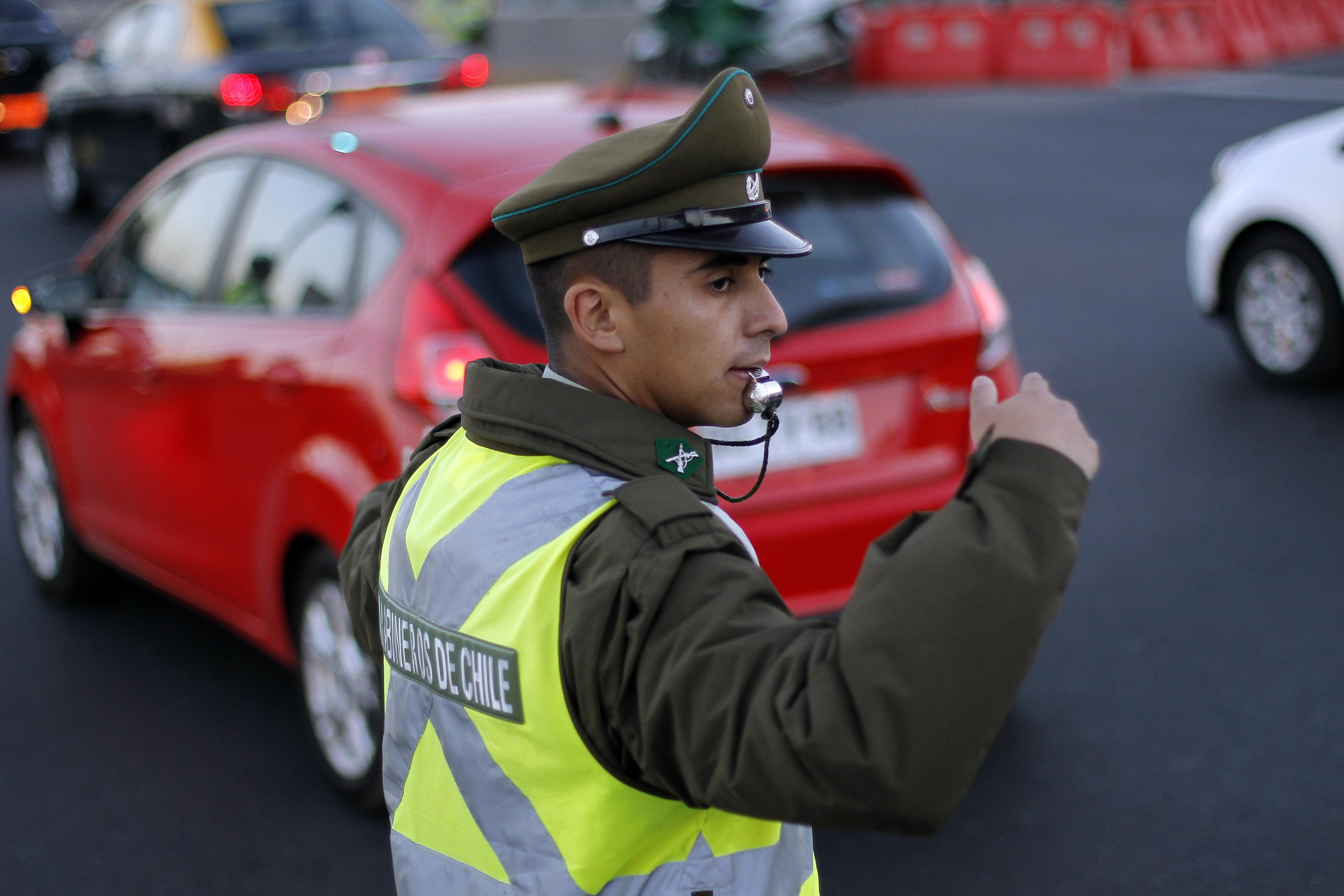 Carabinero dirige el tránsito - Agencia Uno