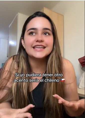 Joven colombiana dice que le encanta el acento chileno. 