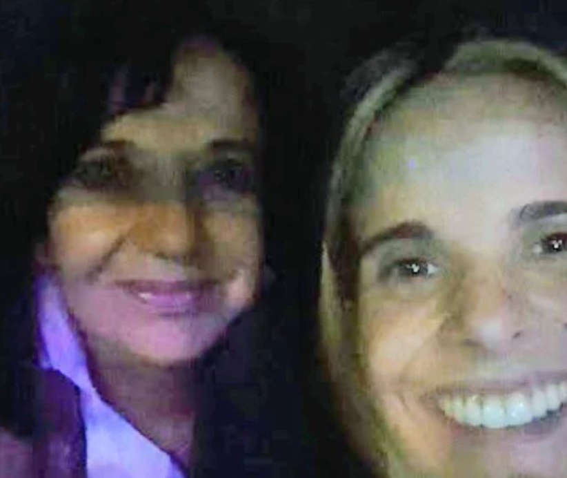 Javiera Suárez junto a su madre.