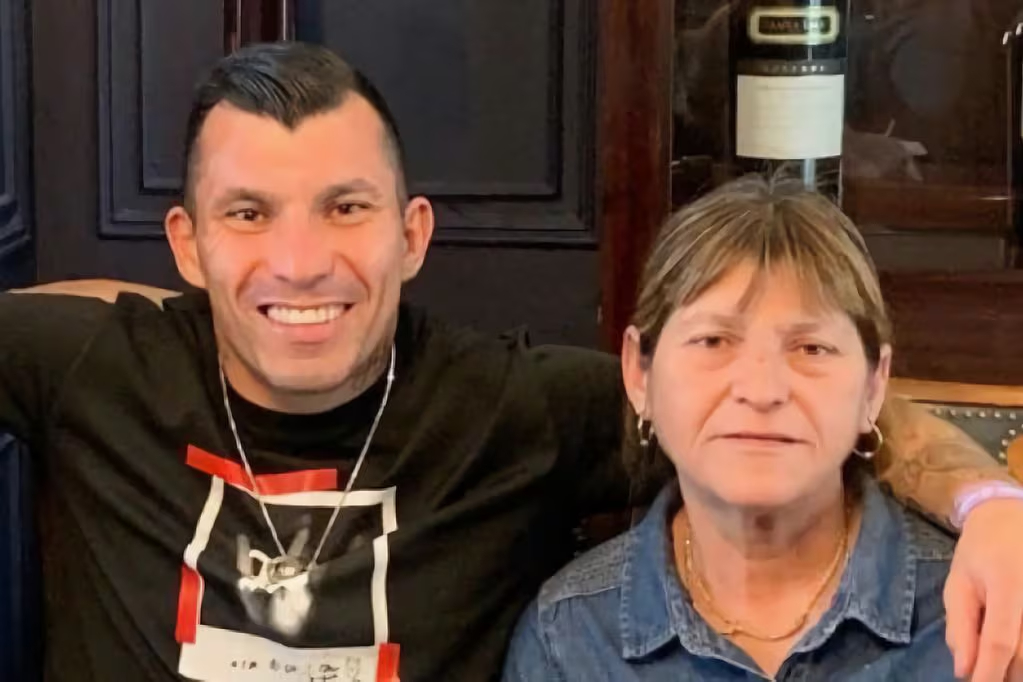 Gary Medel y su madre, Marisol Soto