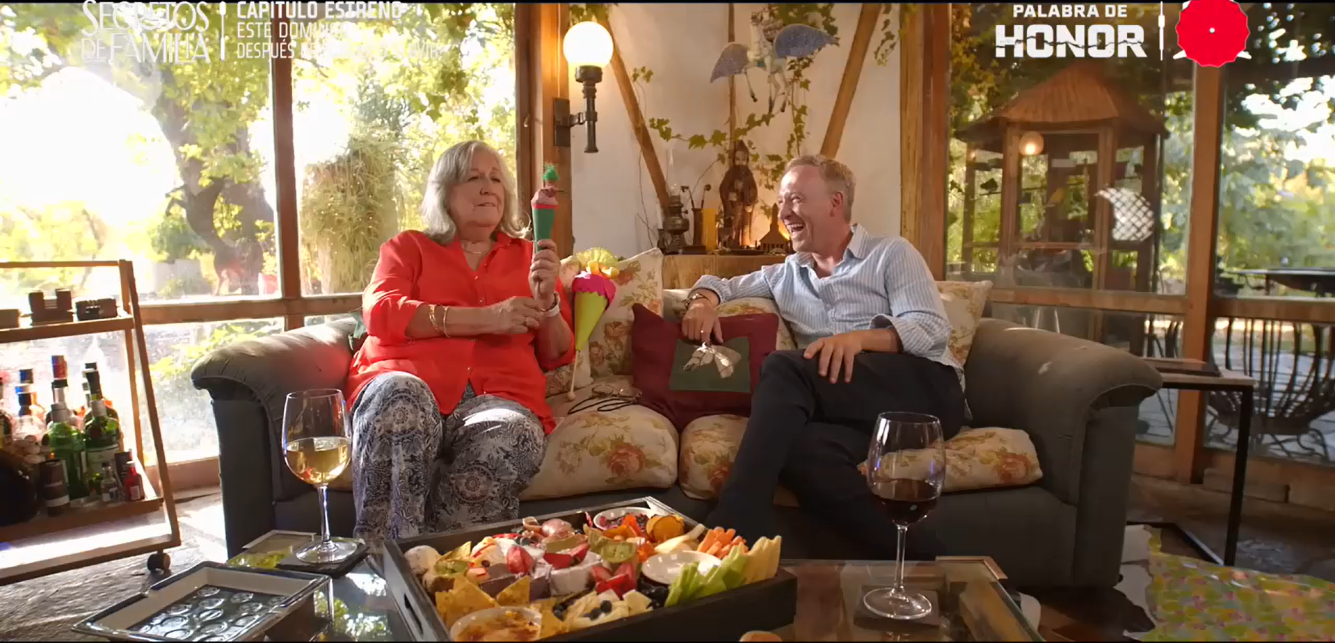Anita Reeves con un títere de cono realizado por ella