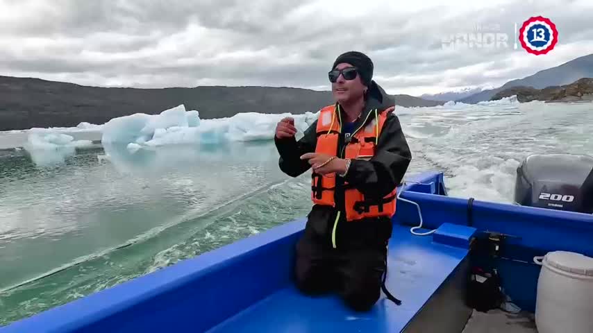 Claudio Iturra visitando el glaciar Jorge Montt.