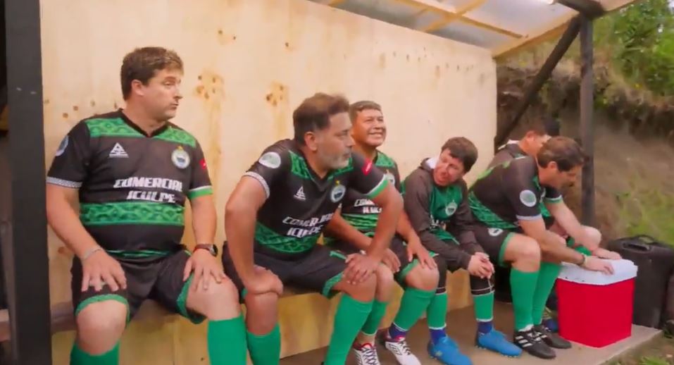 Los "Socios por Chile" juegan un partido de fútbol