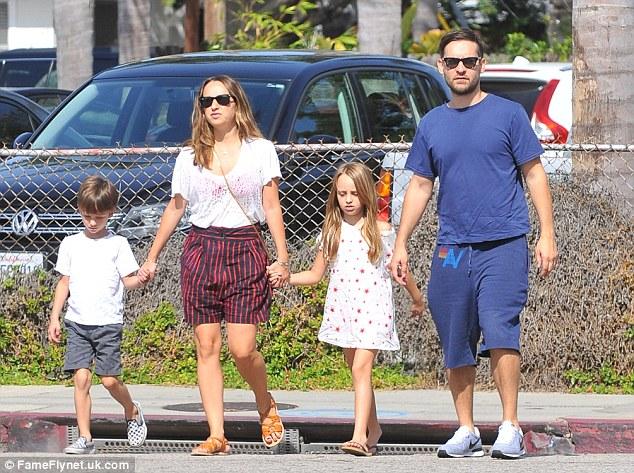 Resultado de imagen para tobey maguire y jennifer meyer 2016