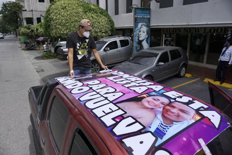 Hombre hace cartel para comunicarse con su novia contagiada de coronavirus