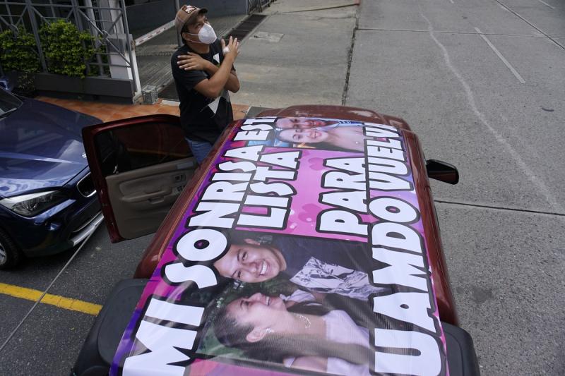 Hombre hace cartel para comunicarse con su novia contagiada de coronavirus