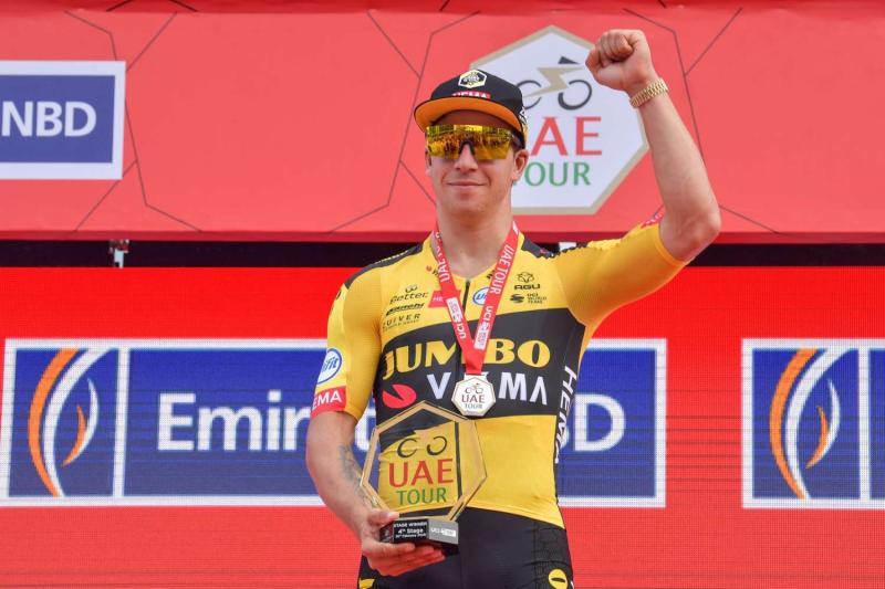 Ciclista está grave tras ser empujado con el codo por rival en plena carrera
