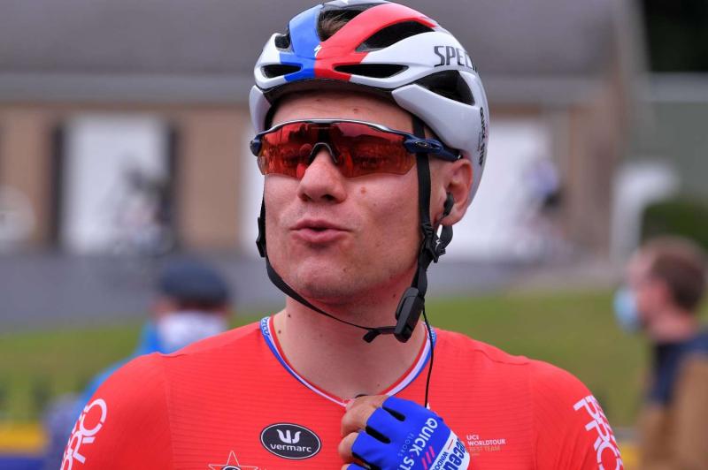 Ciclista está grave tras ser empujado con el codo por rival en plena carrera