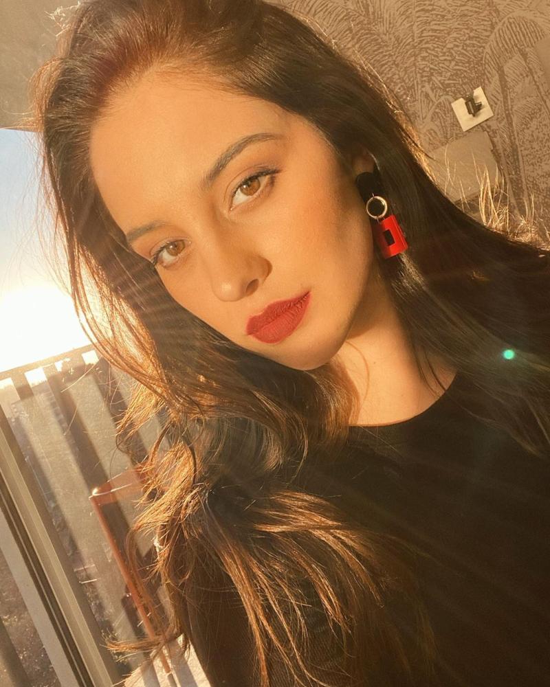 Vivianne Dietz debuta como cantante con show en vivo