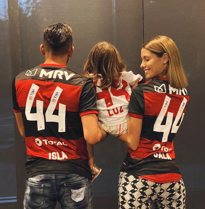 Gala y Mauricio Isla junto a su hija Luz Elif