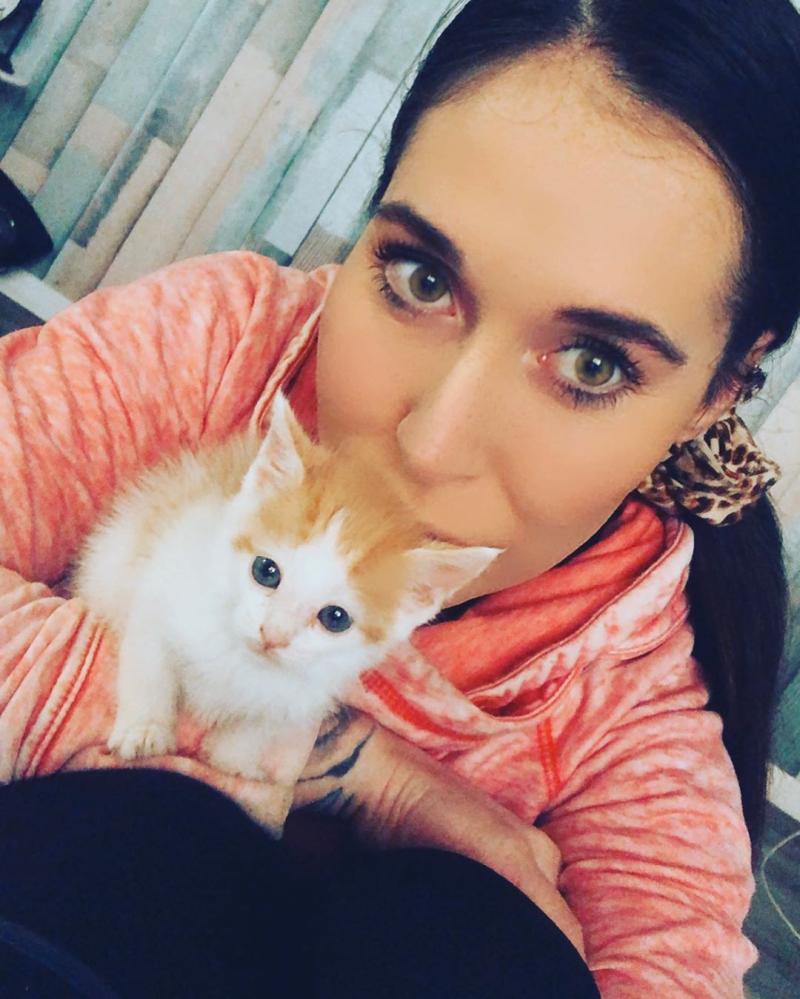 Vale Roth y su gatito