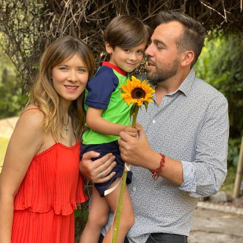 Carla Jara y familia