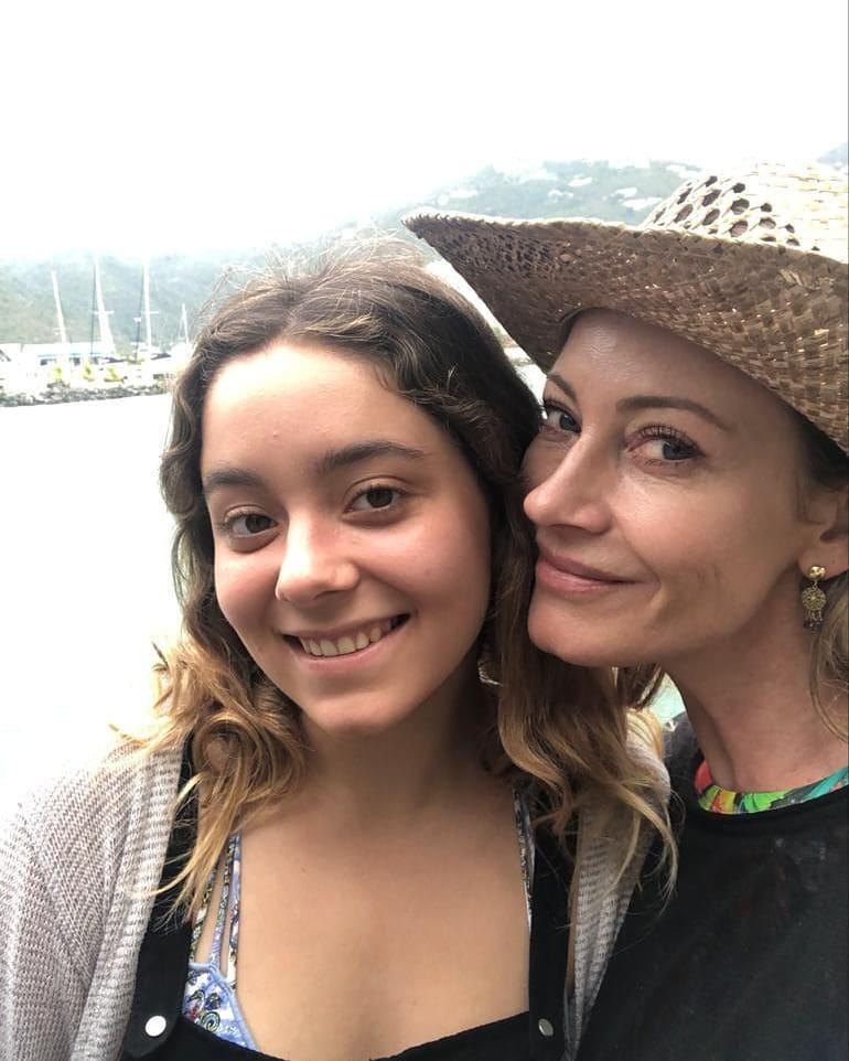 Marcela Vacarezza junto a la joven