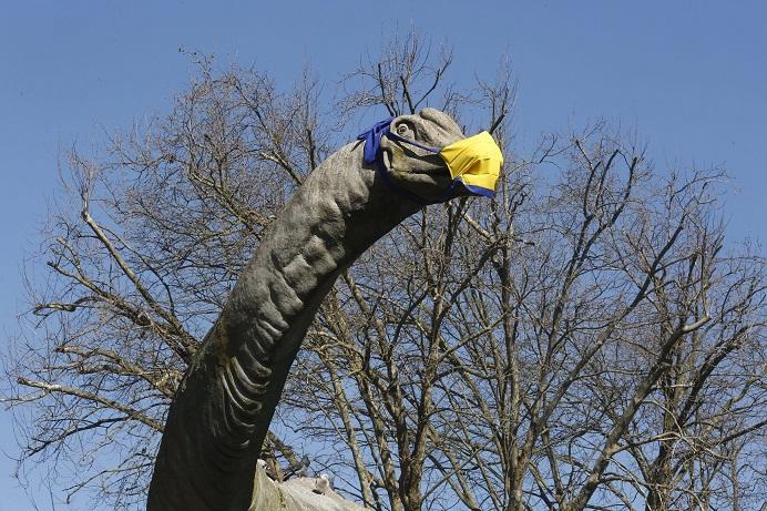 Dinosaurios de plaza en Concepción lucen mascarillas amarillas