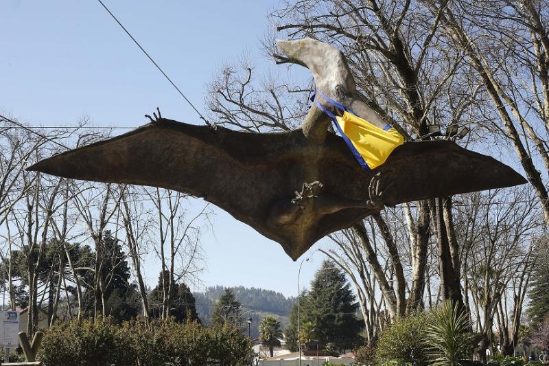 Dinosaurios de plaza en Concepción lucen mascarillas amarillas
