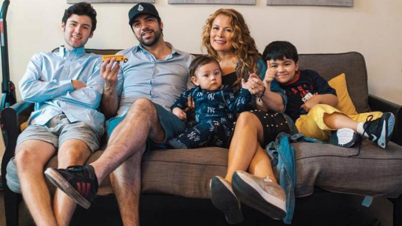 Cathy Barriga y familia