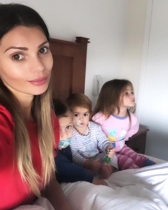 faloon larraguibel posa con sus hijos