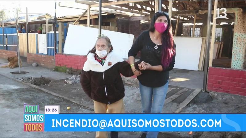 Leonila junto a su nieta que la recibió