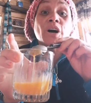 Mamá chilena sin filtro acepta reto de fan y se come un huevo crudo