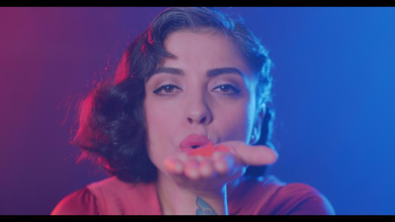 Mon Laferte en "Dispara"