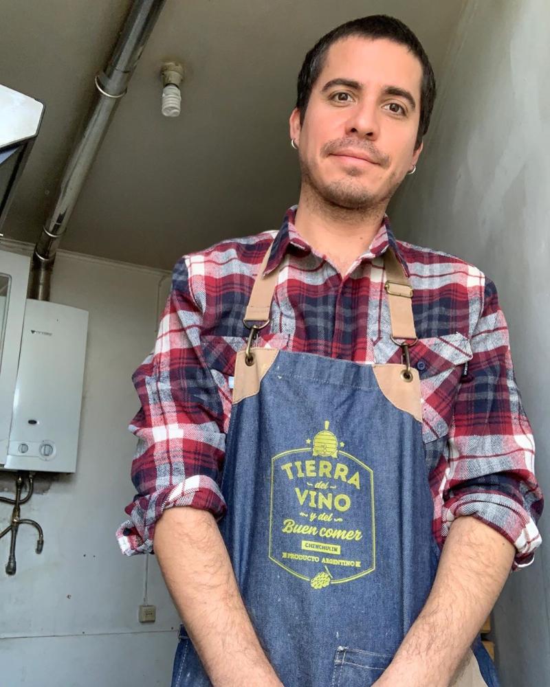 nicolás brown en la cocina