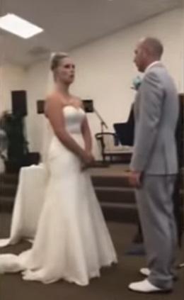 Novia es increpada a gritos por su suegra en pleno matrimonio