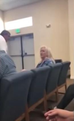 Novia es increpada a gritos por su suegra en pleno matrimonio