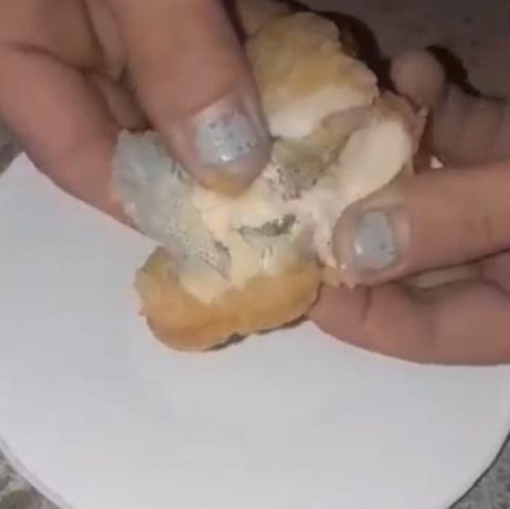 Niña casi se ahoga al comer nugget que tenía una mascarilla adentro