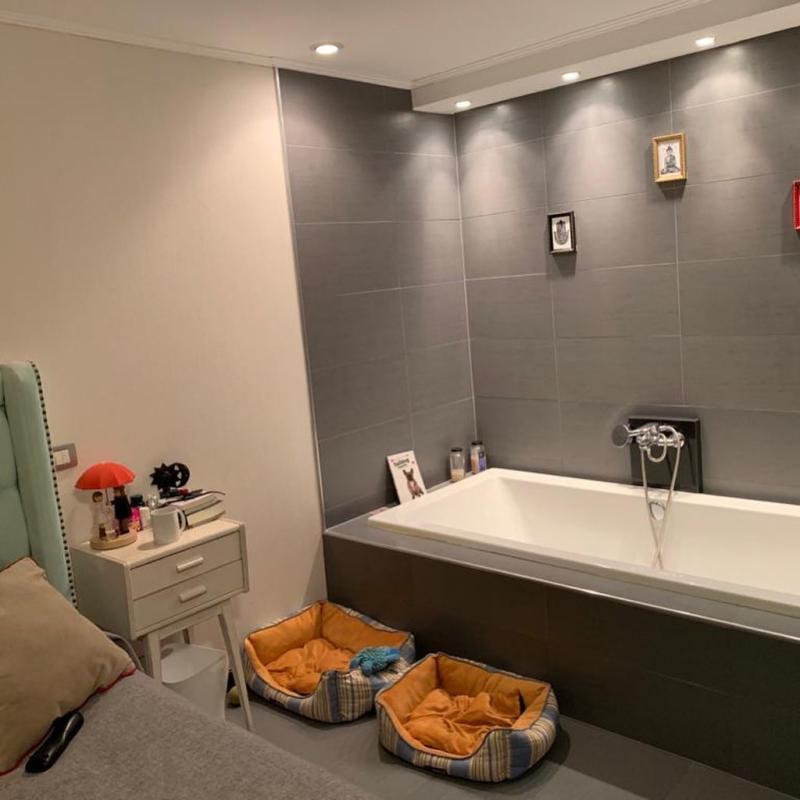 Departamento de Ingrid Parra tiene una tina en el dormitorio