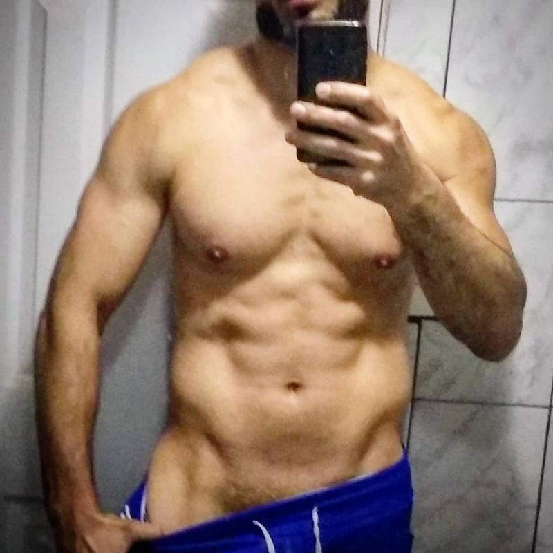 Ex galán de Mekano muestra más de la cuenta y saca aplausos