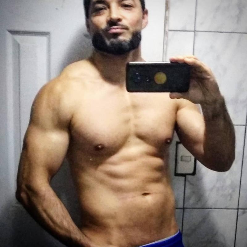 Ex galán de Mekano muestra más de la cuenta y saca aplausos