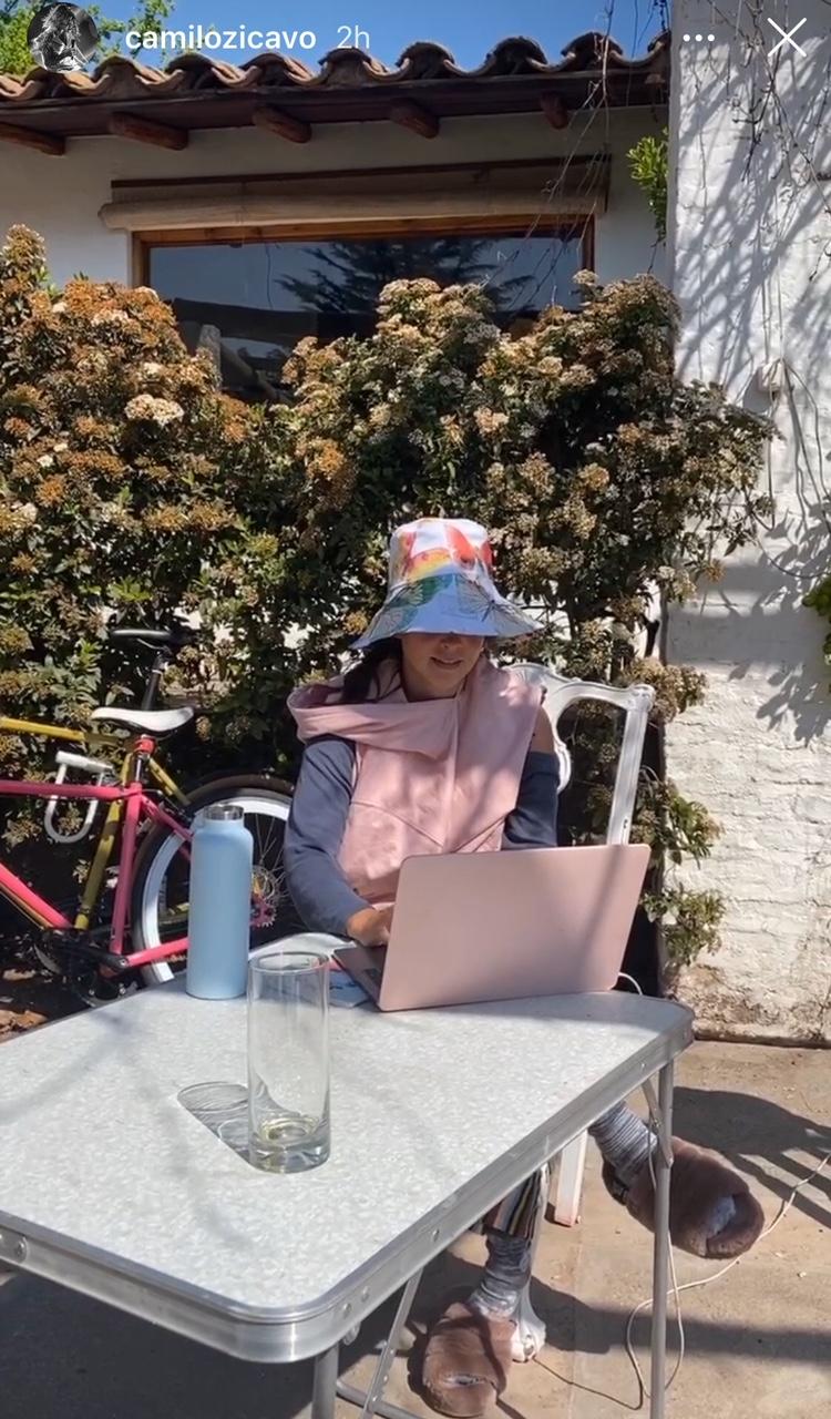 Denise Rosenthal es sorprendida por su pololo con curioso look