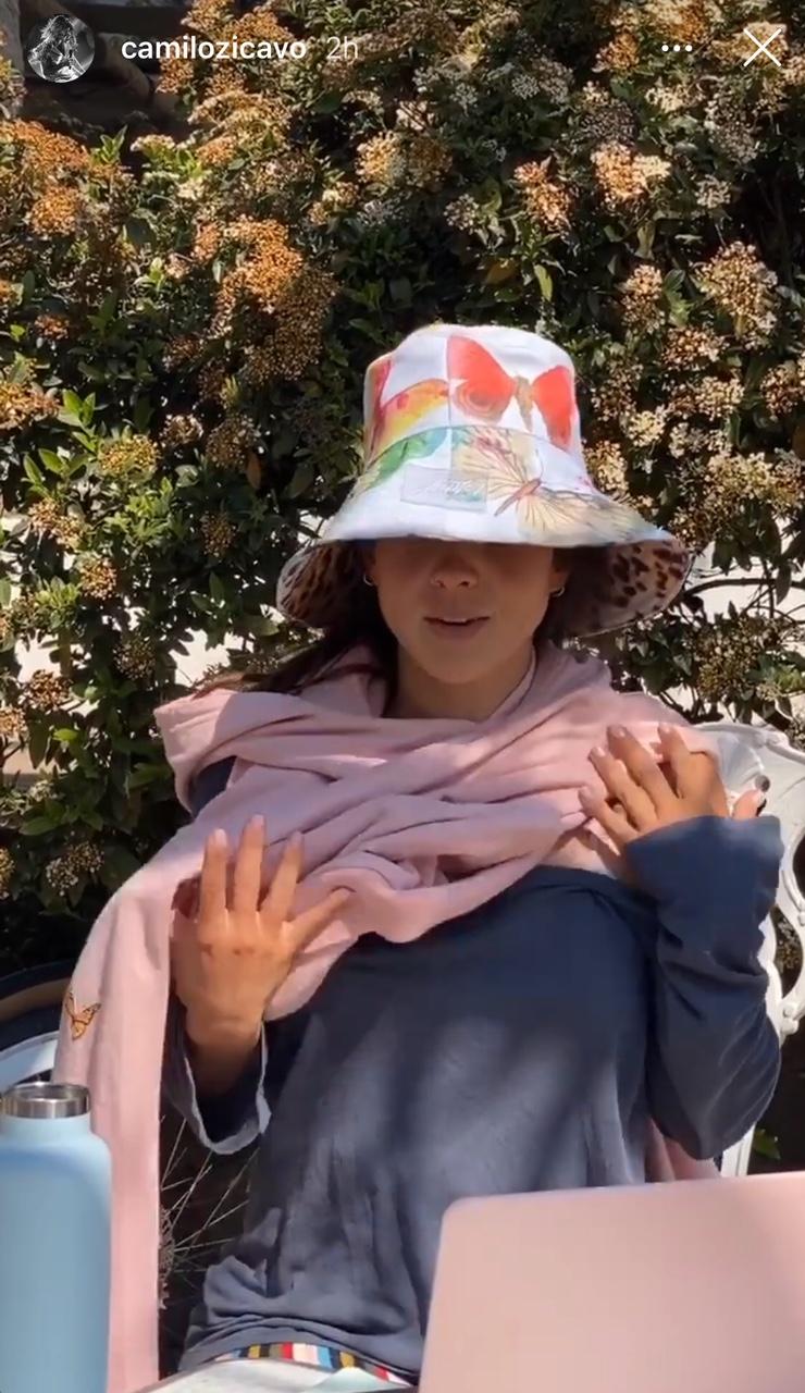 Denise Rosenthal es sorprendida por su pololo con curioso look