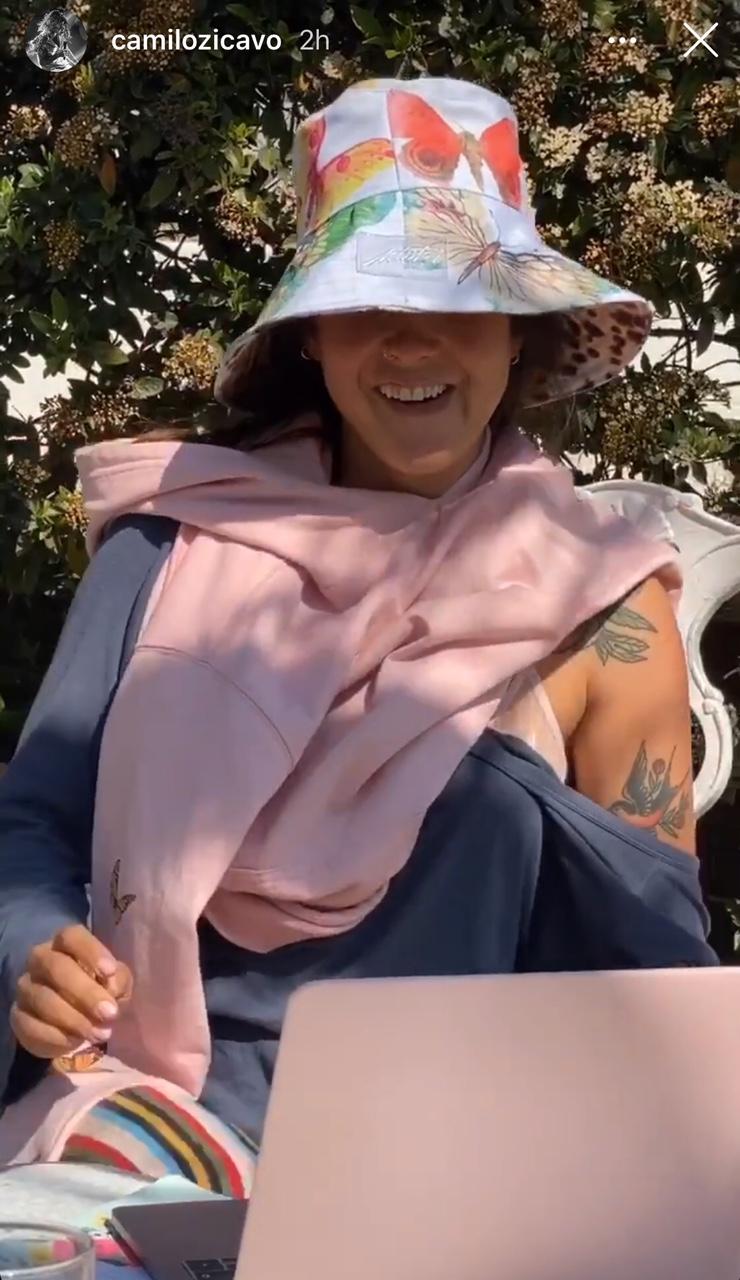 Denise Rosenthal es sorprendida por su pololo con curioso look