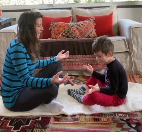 Karla Constant inicia a su hijo de 4 años en la meditación