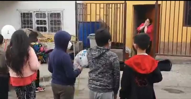 Antofagasta: Niños sorprenden a profesora por su cumpleaños
